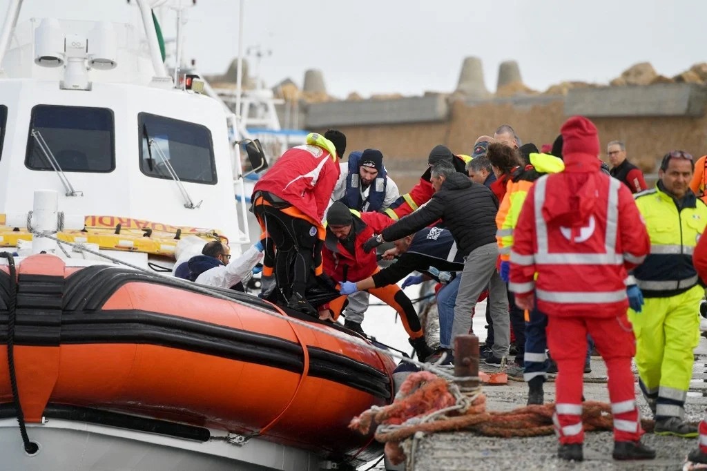 migrant boat capsizes